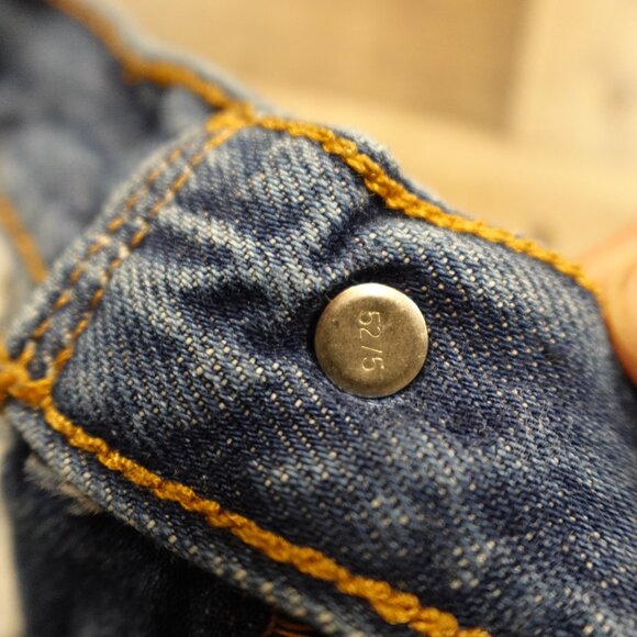 Levi’s 501 Cutoff Denim Shorts Women’s W31 Medium Wash Distressed Raw Hem - Picture 9 of 11